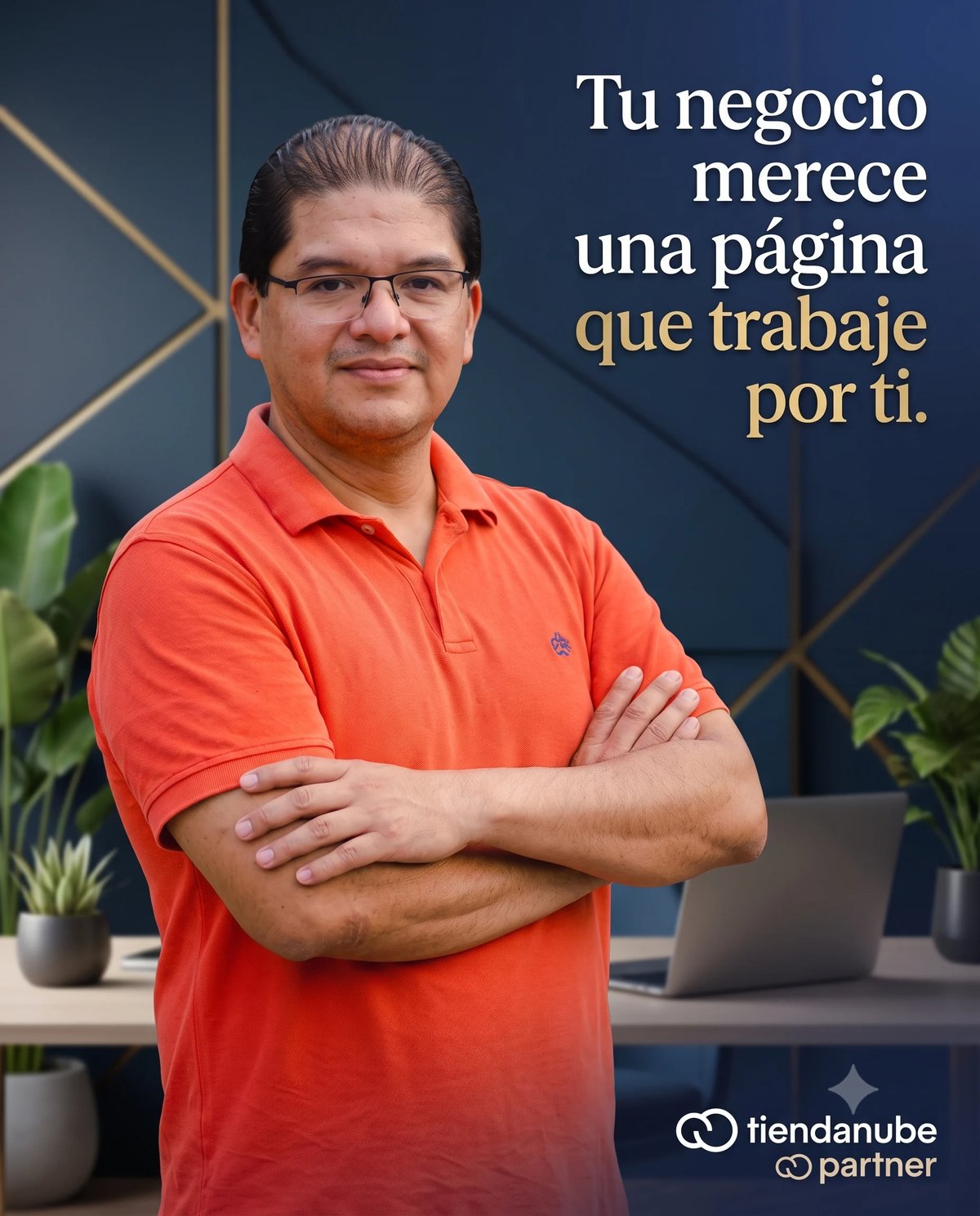 Man in red polo shirt with arms crossed, standing at desk with laptop and plants, with Spanish text about business websites