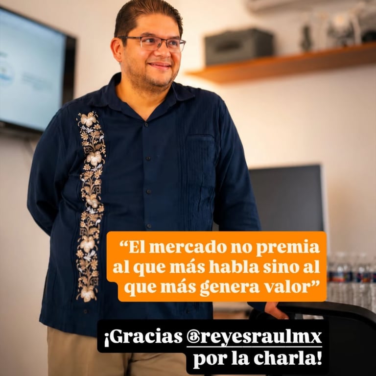 Raúl Reyes dando una charla con la frase 'El mercado no premia al que más habla sino al que más genera valor' en pantalla
