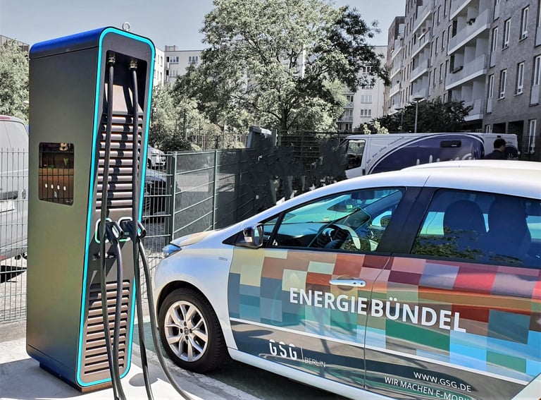 Elektroauto an einer öffentlichen Ladestation in einem urbanen Wohngebiet