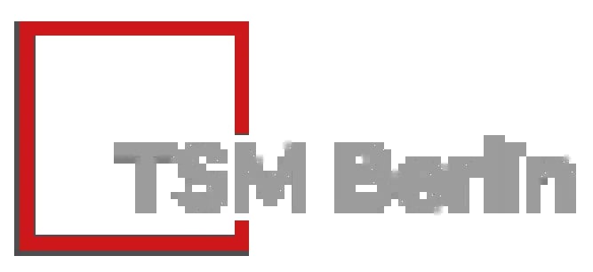 TSM Berlin Logo mit rotem quadratischen Rahmen und grauem Schriftzug auf schwarzem Hintergrund
