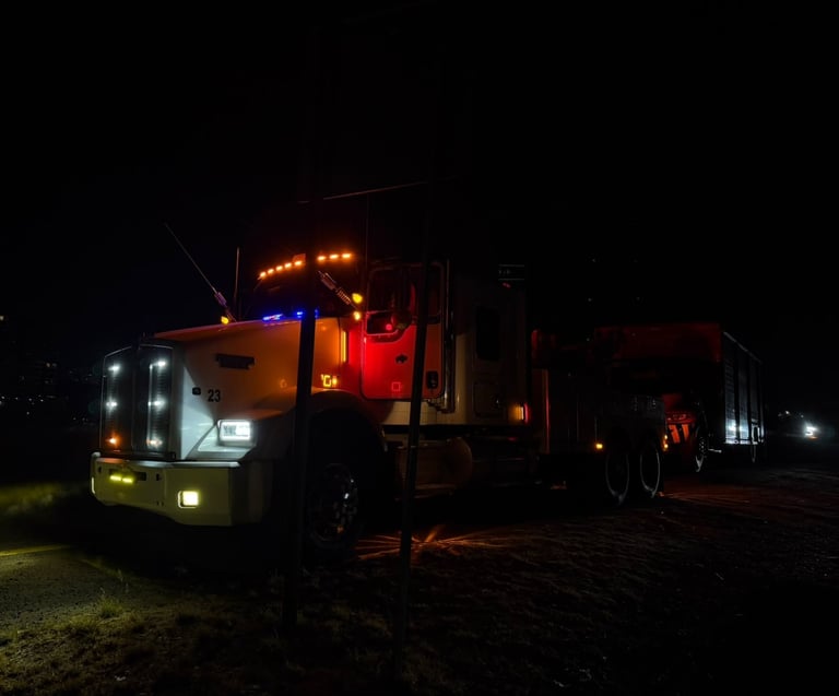 Grúa de rescate con iluminación nocturna destacada
