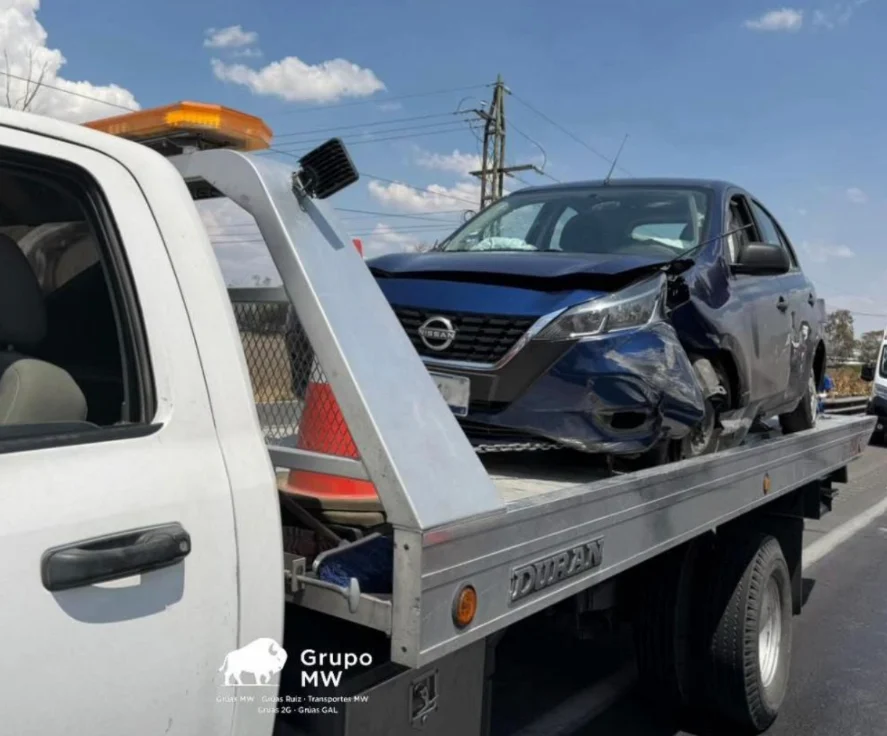 Grúa ligera GRUPO MW con plataforma DURAN trasladando sedán siniestrado
