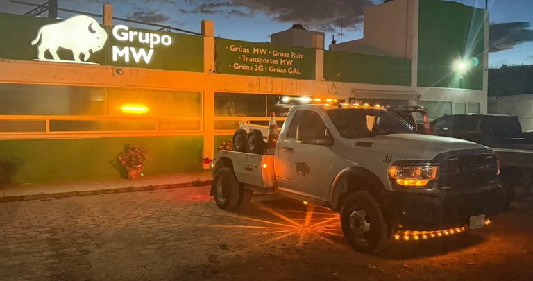 Grúa pesada de GRUPO MW en operación de rescate carretero