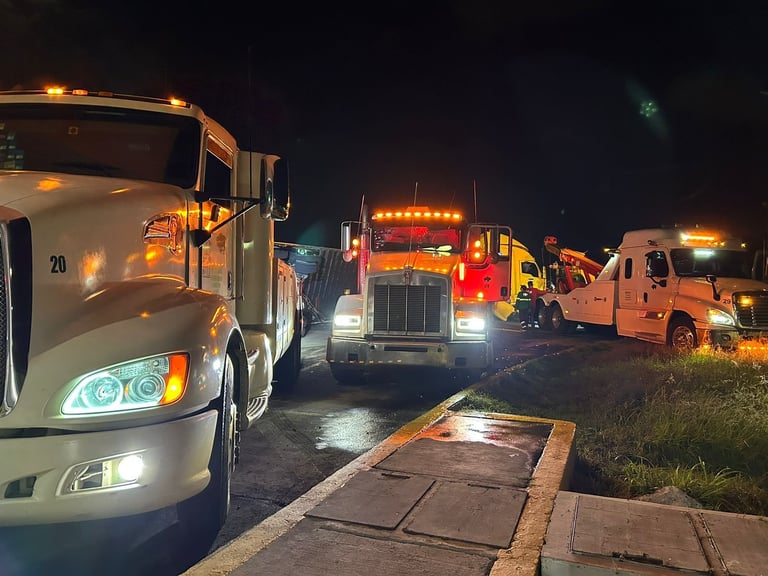 Unidades de GRUPO MW con luces de emergencia en operación nocturna