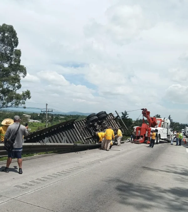 Volcadura en carretera con grúa de GRUPO MW y equipo de rescate trabajando