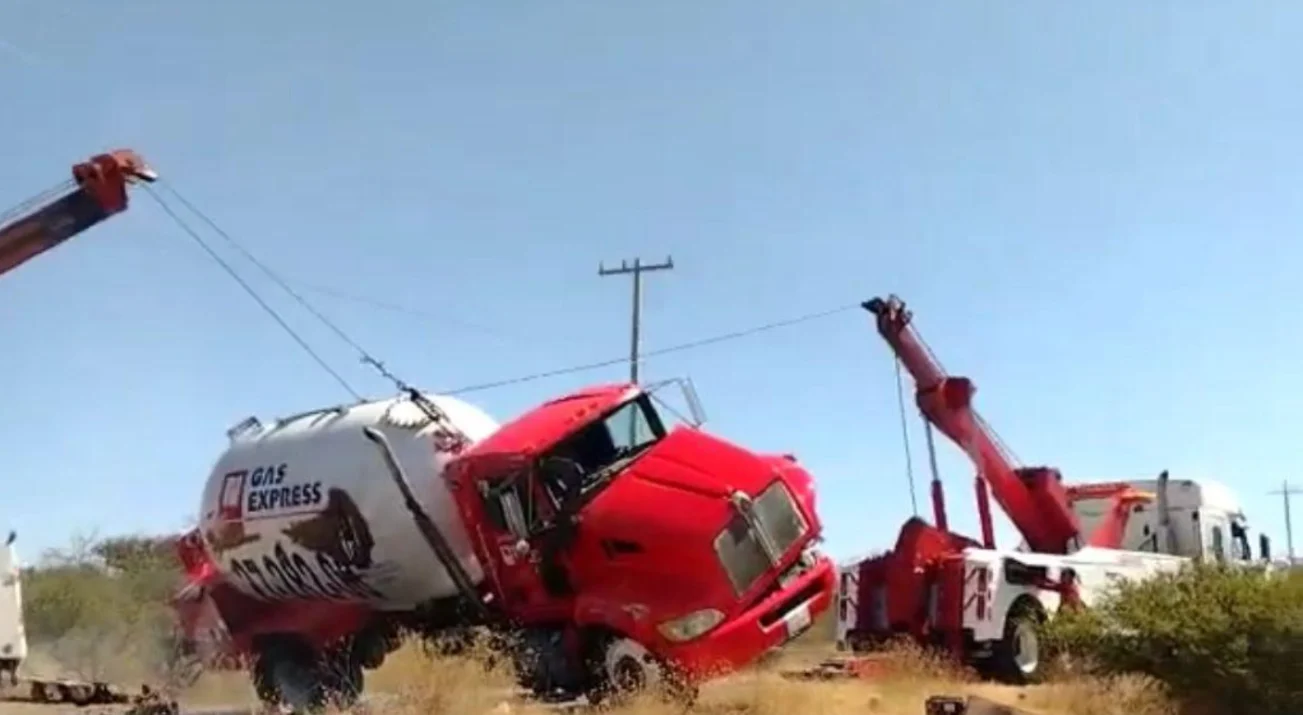 Dos grúas pesadas MW recuperando pipa de gas volcada en carretera