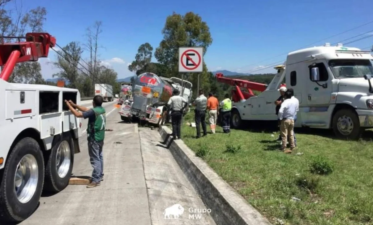 Rescate carretero: grúas pesadas de GRUPO MW recuperando pipa de gas volcada