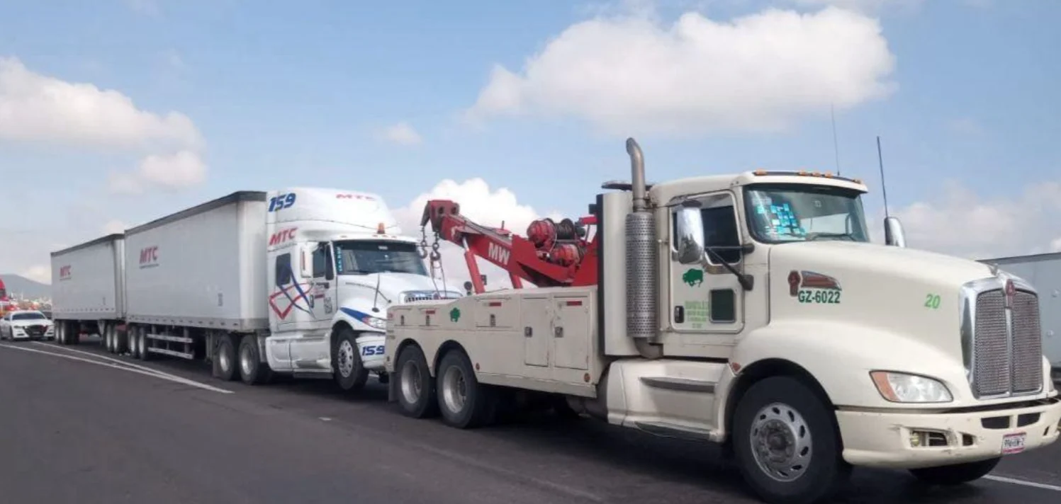 Grúa pesada GZ-6022 unidad 20 con pluma recuperando trailer comercial