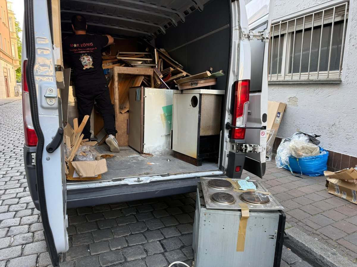 Beladener Möbelwagen mit Mitarbeiter von M☆K König beim Verladen von Möbeln und Haushaltsgegenständen