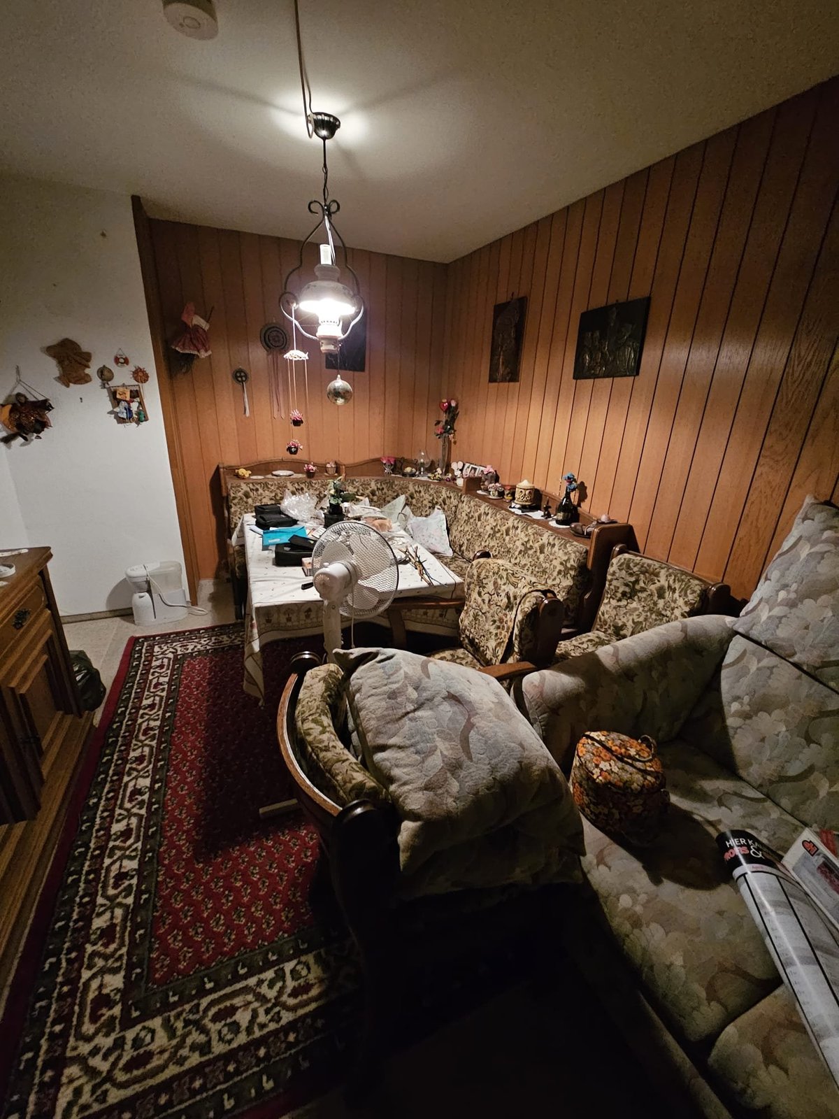Überfülltes Schlafzimmer mit Holzwandvertäfelung und Möbeln vor der Entrümpelung — M☆K König Augsburg