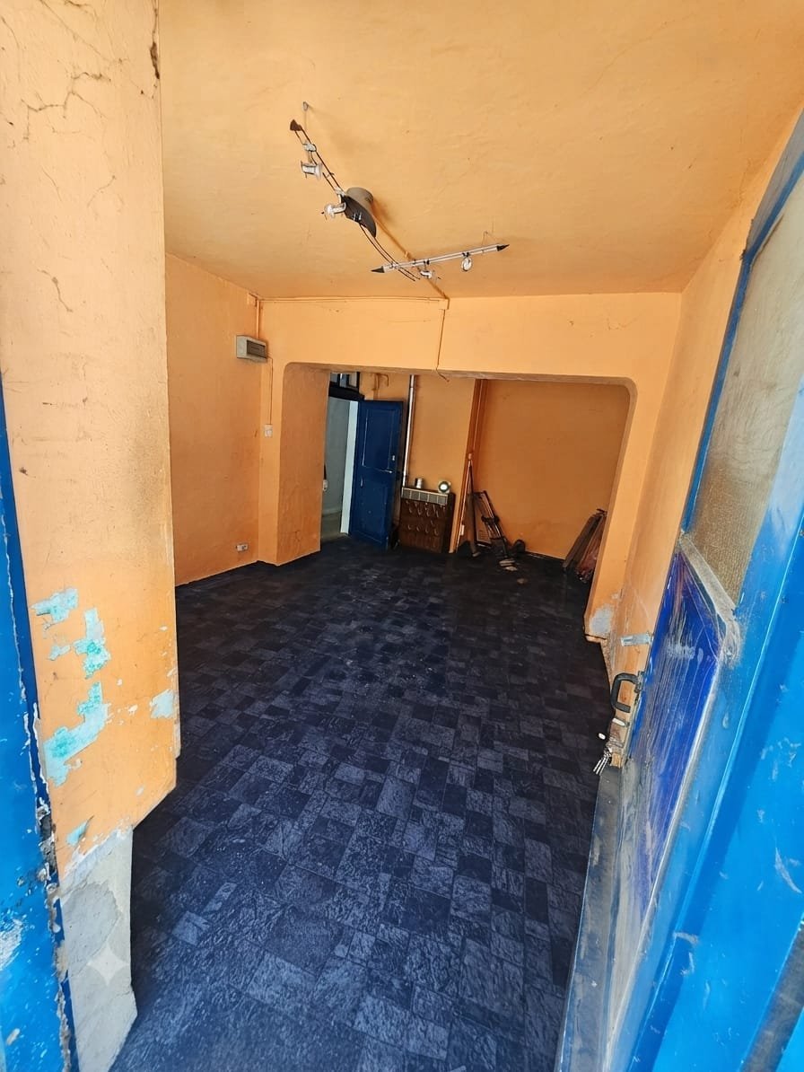 Wohnung mit abblätternden Wänden und dunklem Flurboden vor der Entrümpelung — M☆K König Augsburg