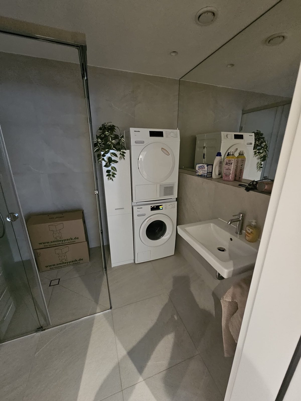 Modernes Badezimmer mit Waschmaschine, Trockner und Dusche nach dem Möbeltransport — M☆K König Augsburg