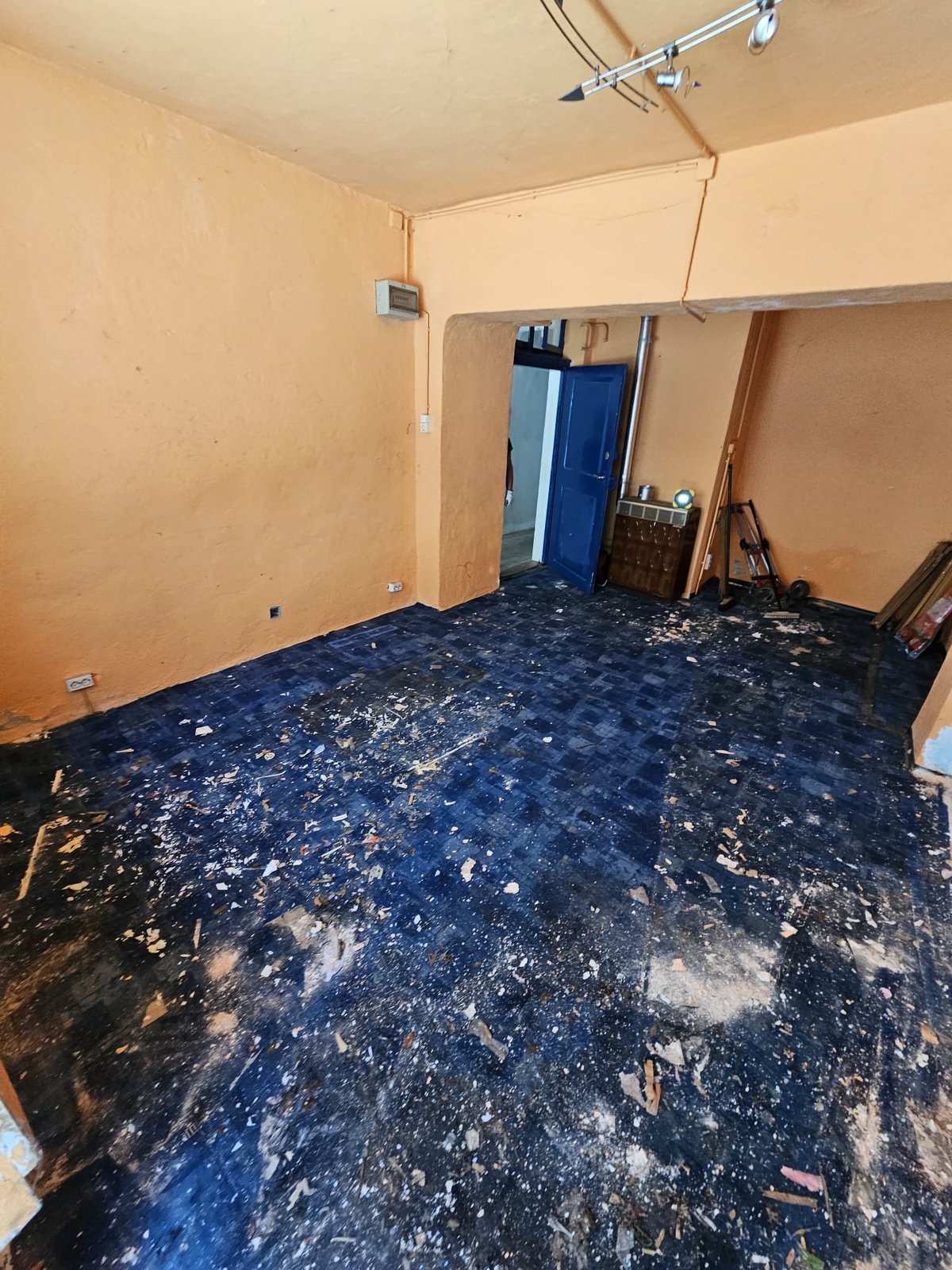 Vollständig geräumte Wohnung mit sauberem dunklem Flurboden nach der Entrümpelung — M☆K König Augsburg