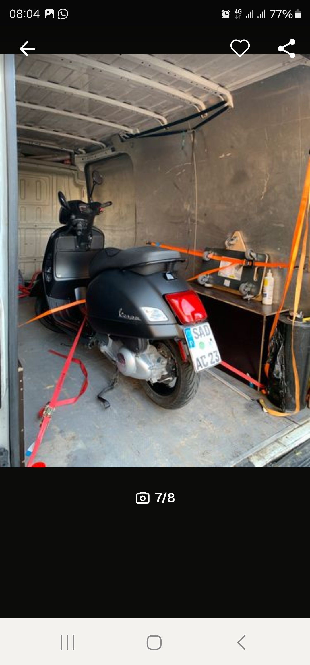 Schwarzer Roller (Vespa) mit orangen und roten Spanngurten im Transporter gesichert — Transportfahrt von Augsburg nach Köln