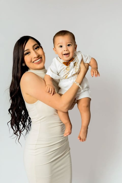 Mamá sonriendo con Andrés en brazos