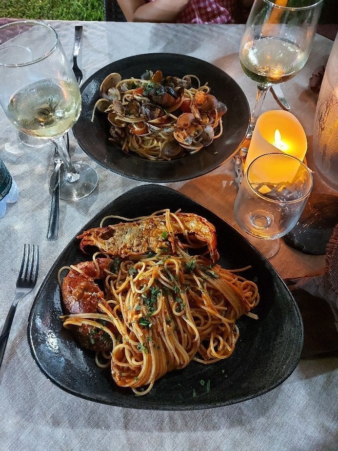 Due piatti di pasta di mare con vongole e aragosta