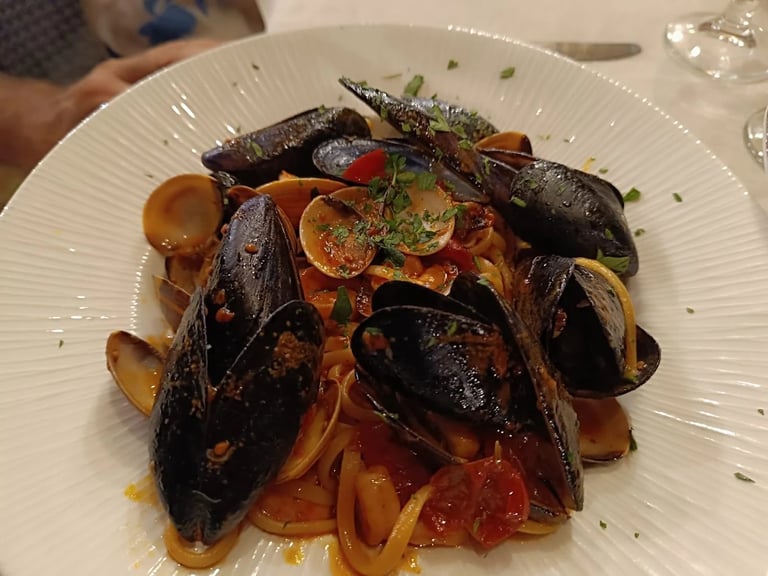 Cozze al vapore con salsa di pomodoro, pasta ed erbe fresche