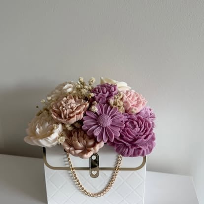 Flowerbox NEORA w kremie, różu i fioleccie w białej pikowanej torebce