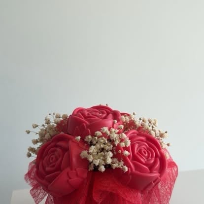 Flowerbox NEORA z czerwonymi różami i gipsówką owinięty czerwonym tiulem