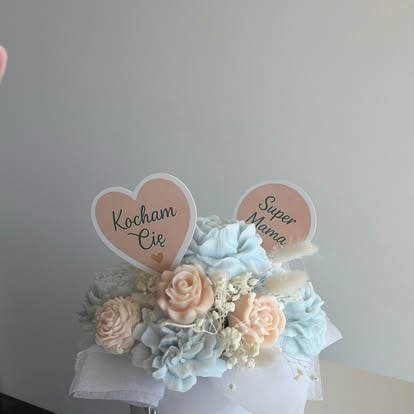 Flowerbox NEORA z misiem z wosku, pastelowymi różami i hortensjami oraz drewnianymi serduszkami