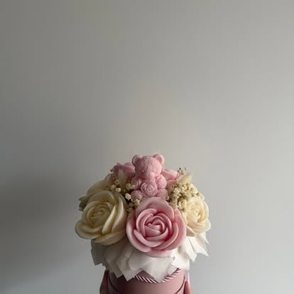 Flowerbox NEORA z różowymi, kremowymi i białymi różami oraz gipsówką w białej osłonce