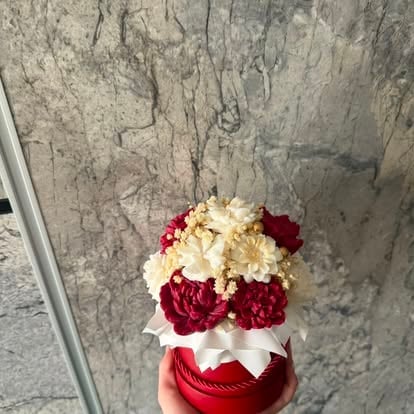 Flowerbox NEORA w czerwieni i kremie z różami i gipsówką