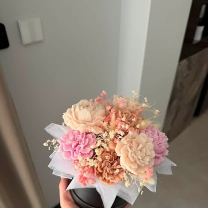 Bouquet NEORA z różowymi i brzoskwiniowymi goździkami z gipsówką i białą wstążką