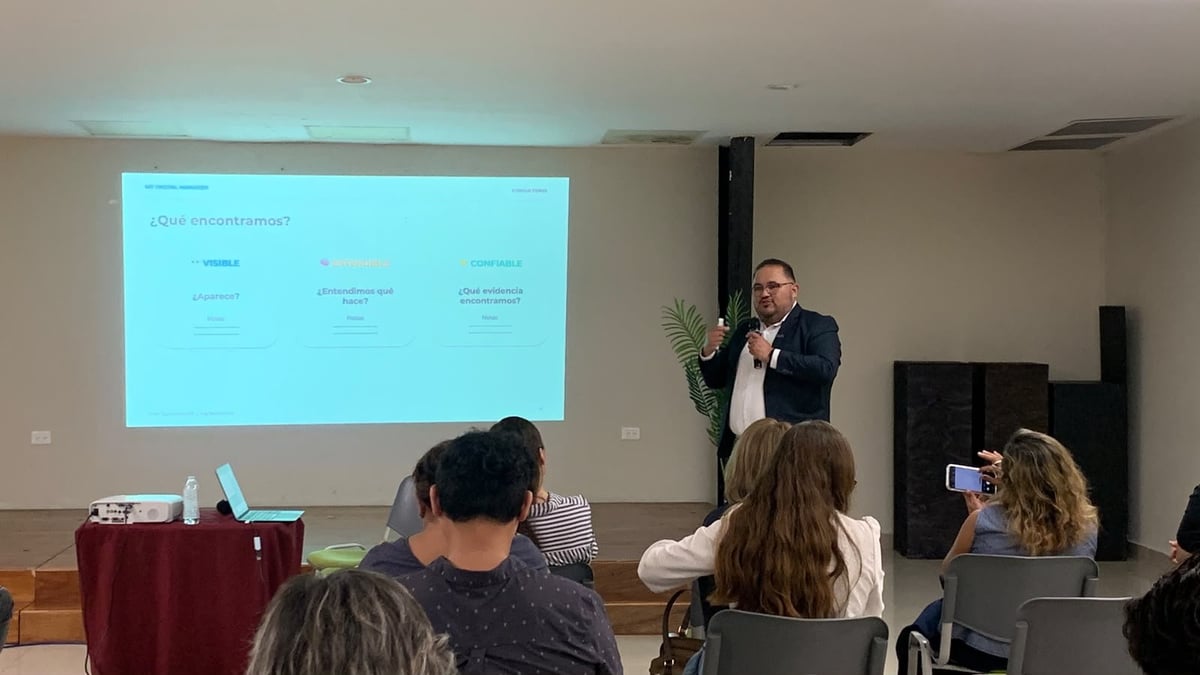 Consultor de My Digital Manager exponiendo un diagnóstico tecnológico frente a un grupo de empresarios, con el hallazgo proyectado en pantalla