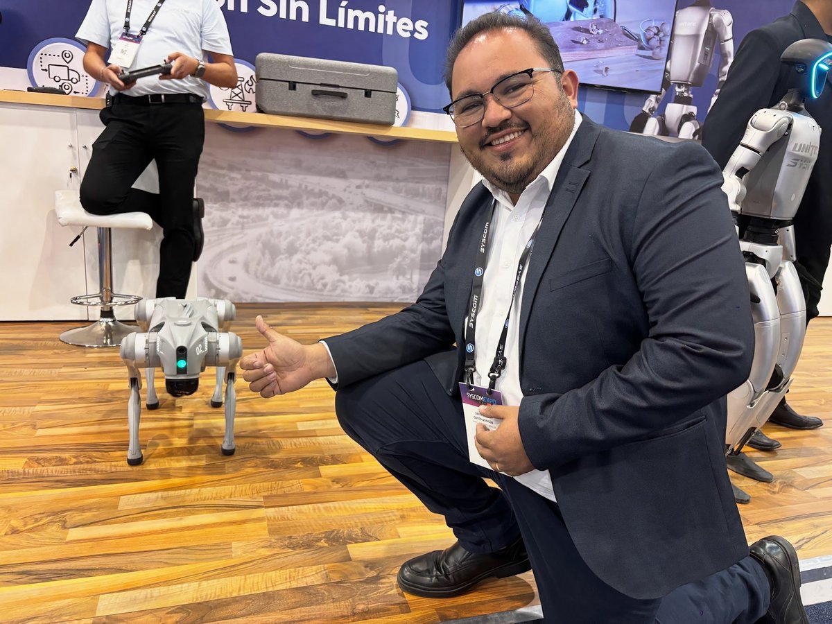 Especialista de My Digital Manager en un evento de tecnología, junto a un robot cuadrúpedo y plataformas de automatización e inteligencia artificial
