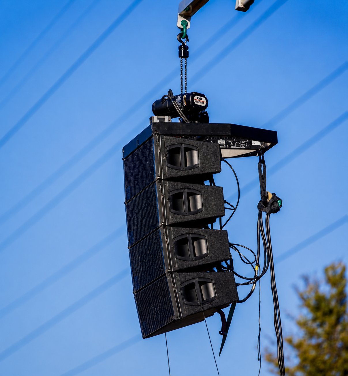 Line array speaker system for outdoor events and festivals
