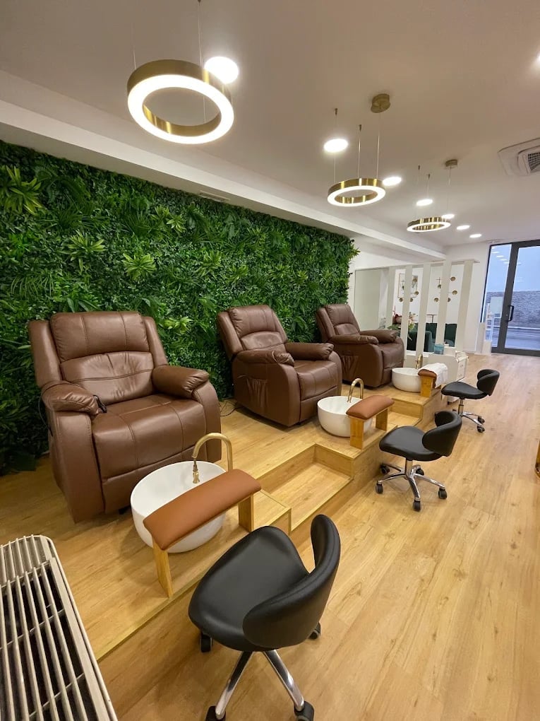 Sala pedicure con poltrone e parete verde Bling Bling Nail Spa Brescia