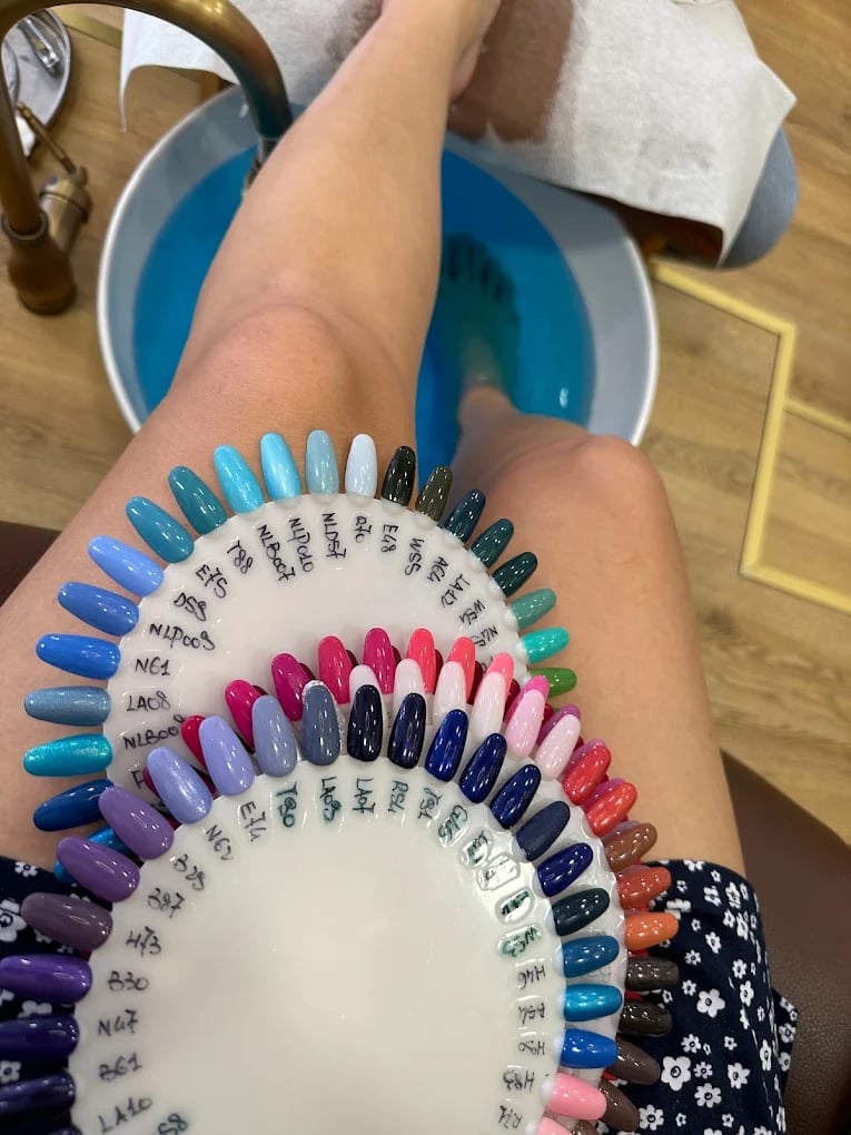 Ventaglio con campioni di smalto colorati
