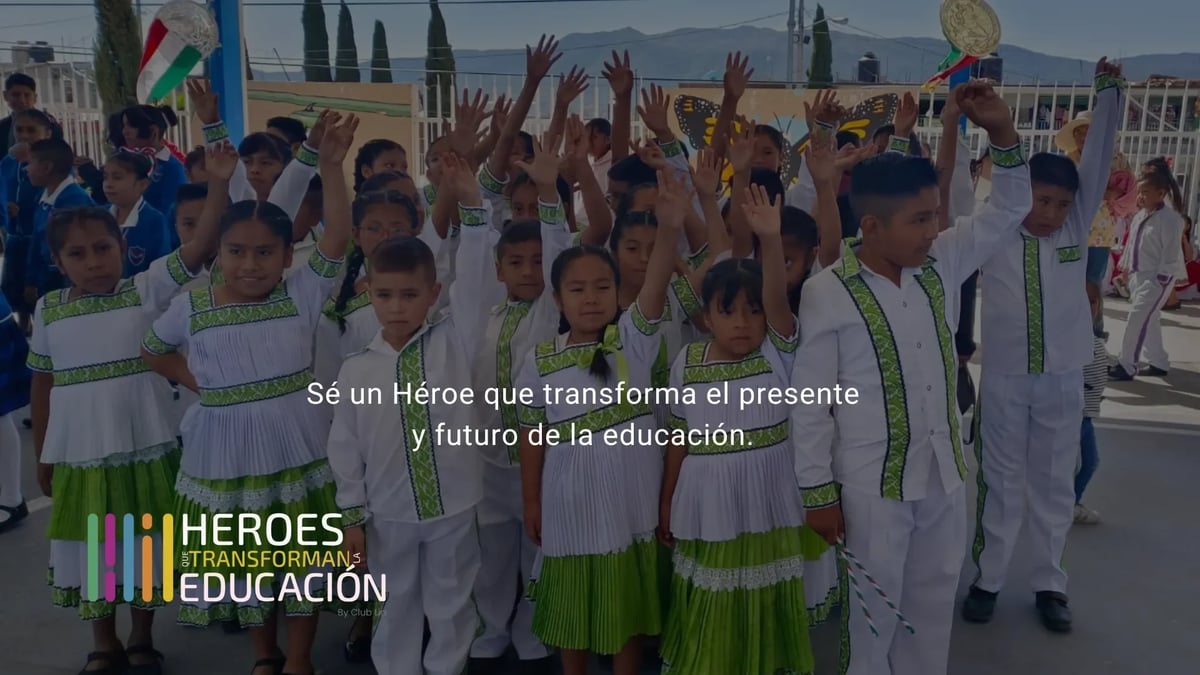 Large crowd of children in white and green clothing with raised hands at an outdoor event, with Spanish text overlaid about education heroes.
