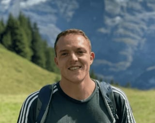 Samir von Handwerkerweb, lächelnd vor Berglandschaft