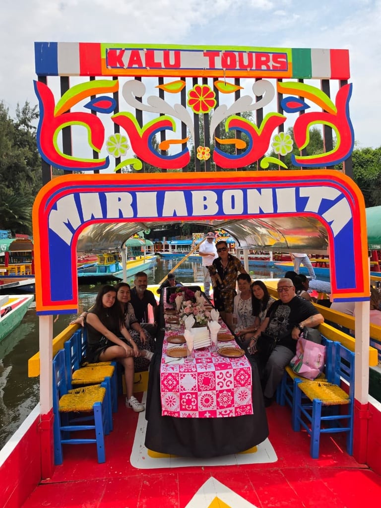 Grupo de amigos disfrutando de una trajinera colorida de Kalu Tours en los canales.