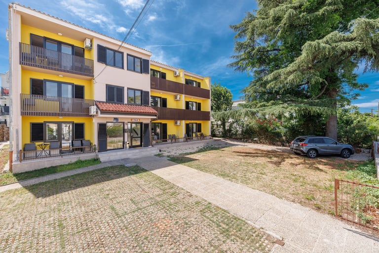 Apartmanska zgrada s popločanim dvorištem