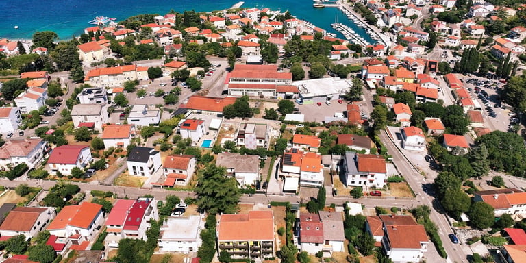 Zračni pogled na Malinsku — crveni krovovi, zelenilo i tirkizno more