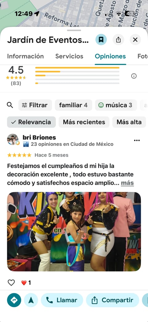 Reseña de Google Maps de Jardín de Eventos mostrando calificación de 4.5 estrellas con foto de celebración de cumpleaños