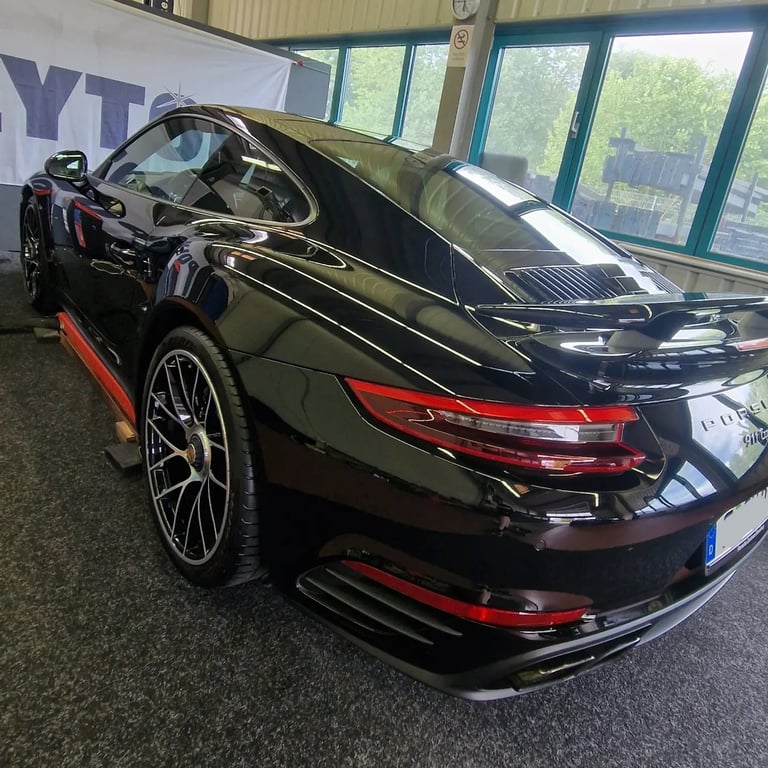 Schwarzer Porsche 911 im Showroom