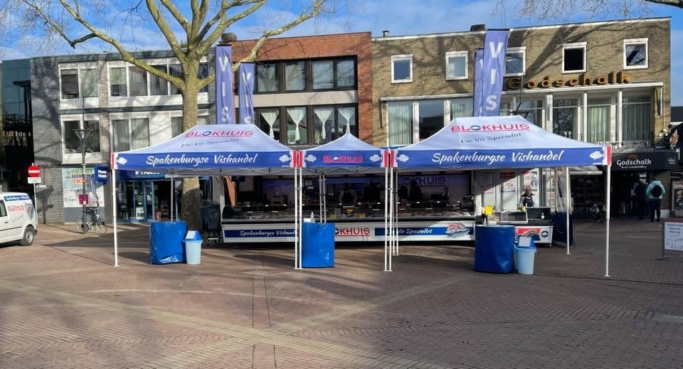 De marktkraam van Vishandel Blokhuis met een ruim aanbod verse vis