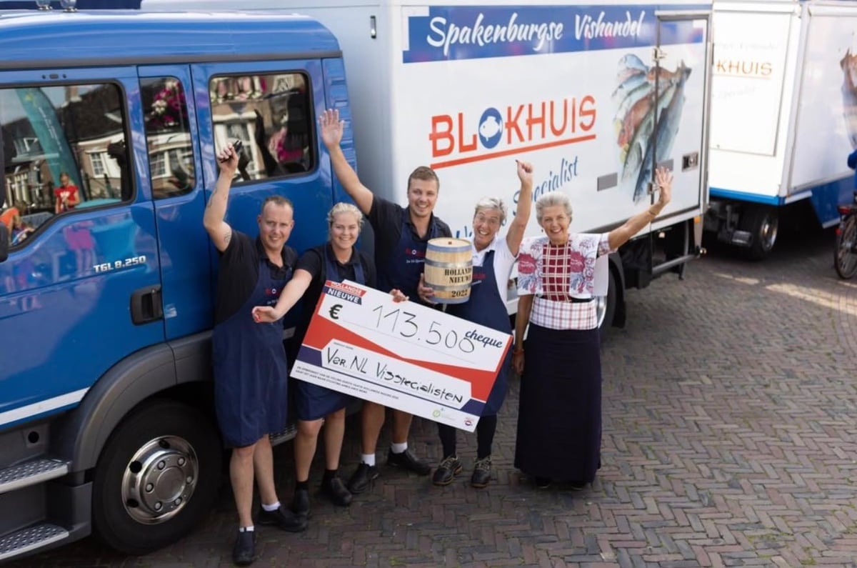 Het team van Vishandel Blokhuis met de cheque van de Hollandse Nieuwe-veiling voor Stichting Ambulance Wens