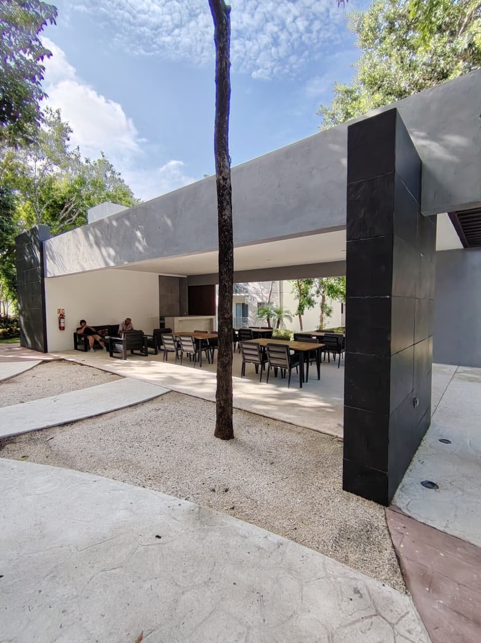 Edificio minimalista moderno con líneas limpias en residencial privado