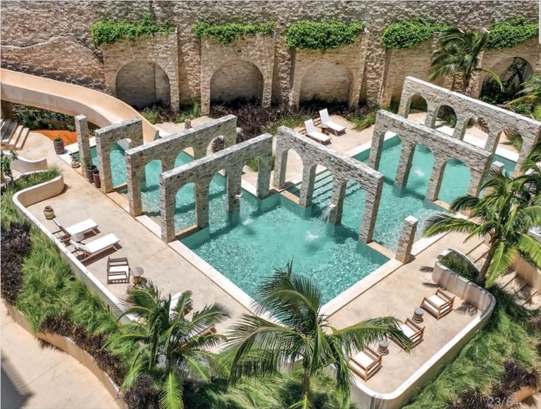 Albercas y áreas comunes con arquitectura contemporánea de La Escondida Corasol diseñada por Sordo Madaleno