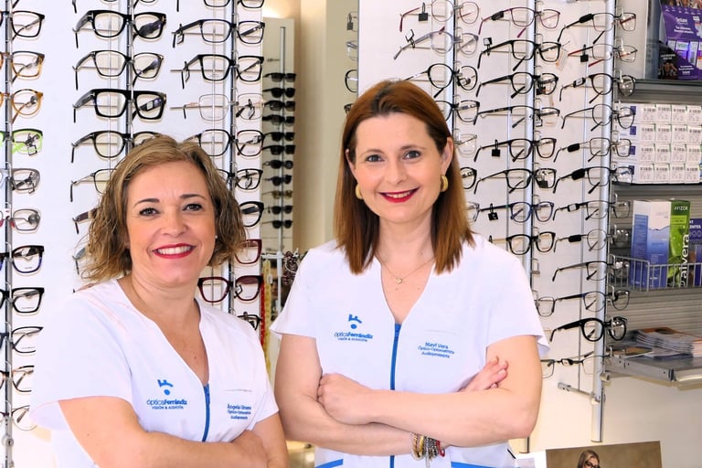 Dos ópticas-optometristas de Óptica Ferrándiz con uniforme blanco