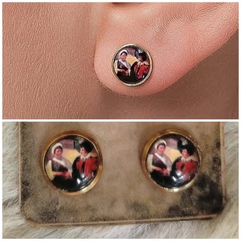 Set of earrings with miniature Fairy of Caravaggio painting on a small card with a 35 PLN price next to a decorative medallion