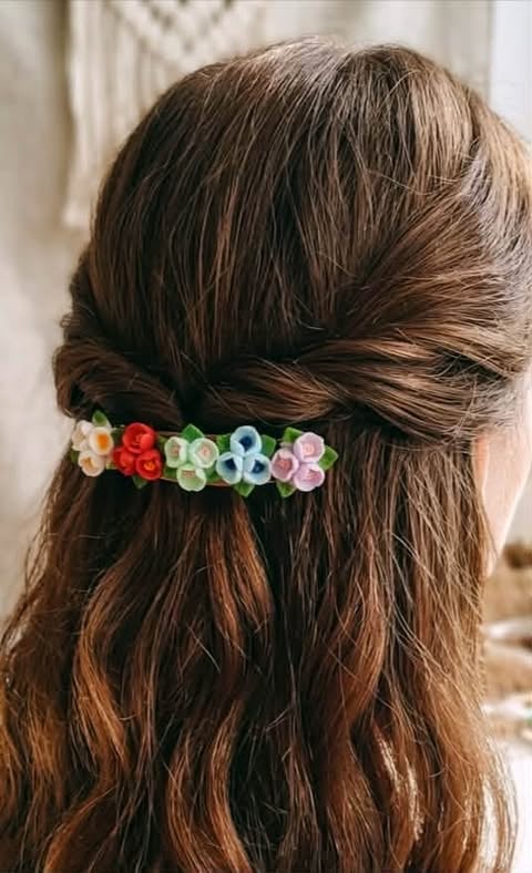 Colourful resin hair clips with floral motifs arranged in rows on beige fabric with a 80 PLN price tag