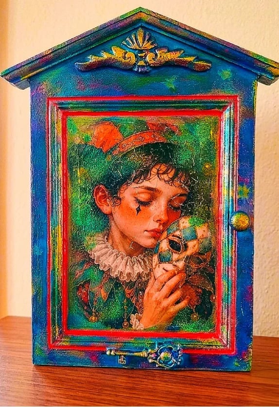 Hand-painted key box with harlequin – upcycled handcraft