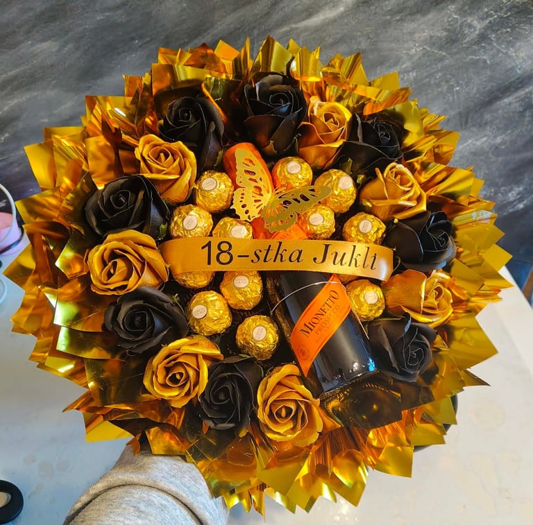 Bukiet 18-stka Juki z czarnych i złotych mydlanych kwiatów, złotymi liśćmi, Ferrero Rocher i złotą wstążką w czarno-złotym opakowaniu