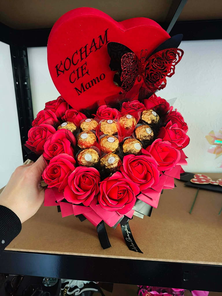 Bukiet czerwonych róż ze złotymi pralinami Ferrero Rocher i sercem w kształcie serca