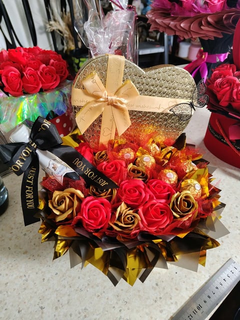 Luksusowy zestaw prezentowy ze złotym sercem, czerwonymi i złotymi różami, czekoladkami Ferrero Rocher, złotą kokardą Just For You i wstęgami Dorato